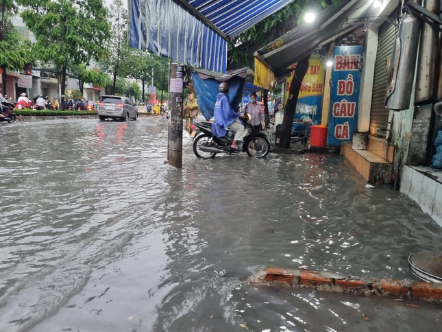 TPHCM, Đồng Nai, Bình Dương: Nhiều nơi mưa đá, đường phố thành sông - Ảnh 3.