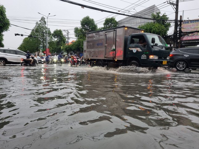 TPHCM, Đồng Nai, Bình Dương: Nhiều nơi mưa đá, đường phố thành sông - Ảnh 2.