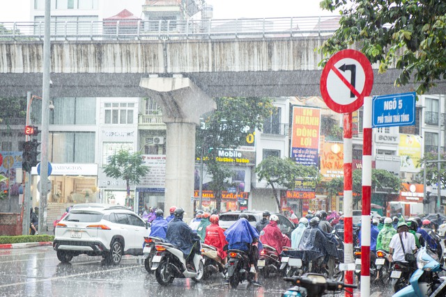 Cơn mưa vàng xối xả giải nhiệt cho Hà Nội, chấm dứt chuỗi ngày nắng nóng kinh hoàng - Ảnh 5.