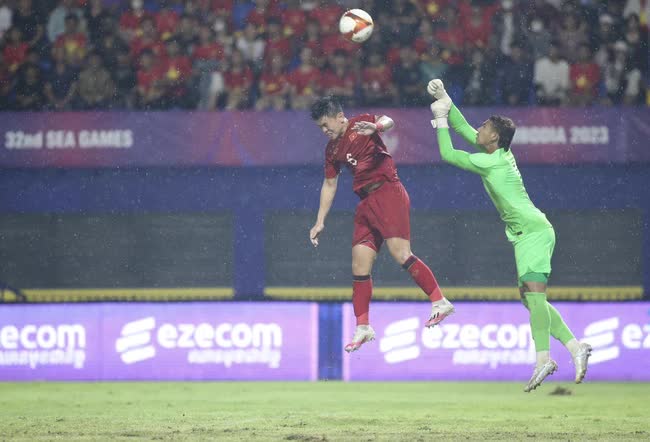 Đam mê đánh nguội, U22 Malaysia nhận liên tiếp 2 thẻ đỏ trong trận gặp U22 Việt Nam - Ảnh 1.