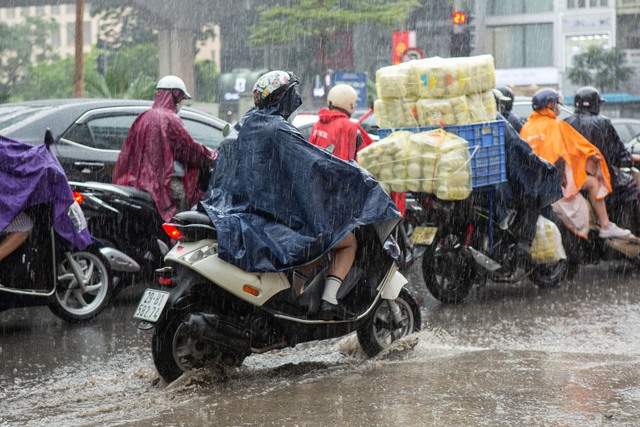 Cơn mưa vàng xối xả giải nhiệt cho Hà Nội, chấm dứt chuỗi ngày nắng nóng kinh hoàng - Ảnh 4.