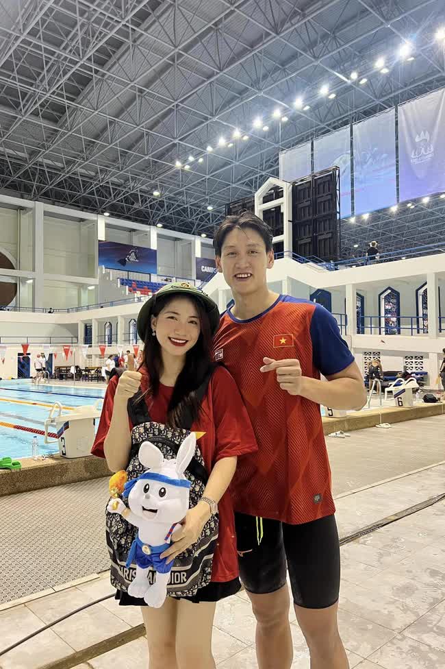 Đi cổ vũ dàn hot boy bơi lội Việt Nam giành HCV, Hoà Minzy chốt luôn thầy dạy bơi cực chất cho Bo Thúi, được Huy Hoàng tặng linh vật SEA Games 32 - Ảnh 3.