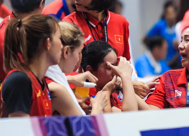 Hot girl bóng rổ Trương Thảo Vy ngã đập đầu xuống sàn vẫn xin tiếp tục thi đấu cho bóng rổ nữ Việt Nam - Ảnh 14.