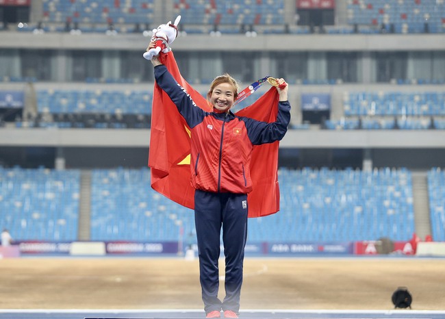 Chạy như m&aacute;y, gi&agrave;nh 2 HCV li&ecirc;n tiếp chỉ trong 20 ph&uacute;t, Nguyễn Thị Oanh bị BTC SEA Games 32 gọi đi kiểm tra doping bất ngờ - Ảnh 2.