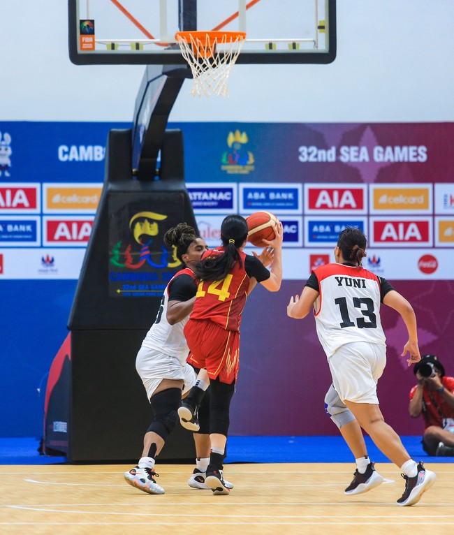 Hot girl b&oacute;ng rổ Trương Thảo Vy ng&atilde; đập đầu xuống s&agrave;n vẫn xin tiếp tục thi đấu cho b&oacute;ng rổ nữ Việt Nam - Ảnh 2.