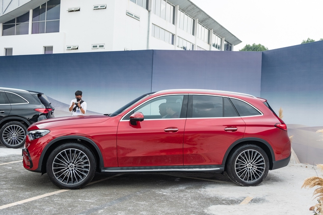 Tôi ngồi thử 2 bản Mercedes GLC 2023 vừa ra mắt Việt Nam: Cách âm tốt hơn hẳn bản cũ, có chi tiết rất hay với giá cao nhất 2,8 tỷ đồng - Ảnh 4.