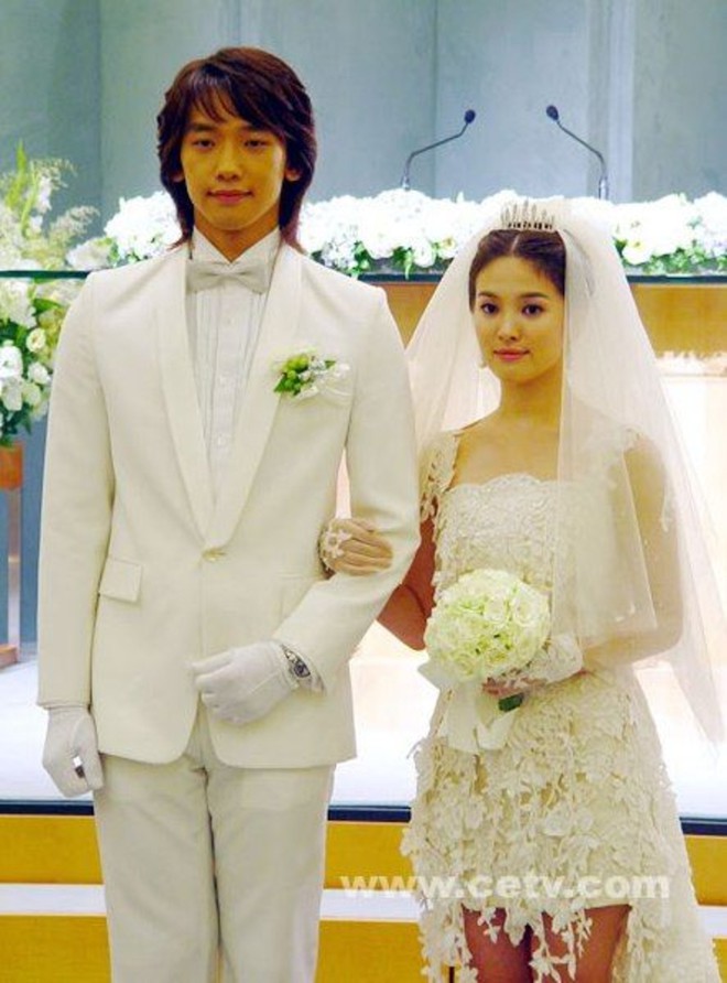 Cùng diện váy cưới: Song Hye Kyo ưa truyền thống, Han So Hee mới mẻ - Ảnh 2.