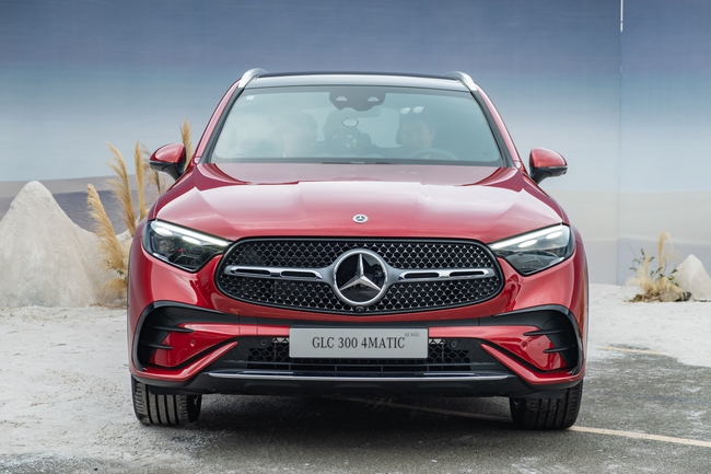 Tôi ngồi thử 2 bản Mercedes GLC 2023 vừa ra mắt Việt Nam: Cách âm tốt hơn hẳn bản cũ, có chi tiết rất hay với giá cao nhất 2,8 tỷ đồng - Ảnh 2.