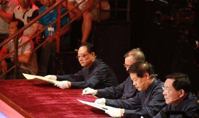 Đem tranh quý đi thẩm định bị phán là đồ giả, cô gái cười nhẹ nói một câu khiến cả trường quay ngỡ ngàng: Có biết tôi là ai không? - Ảnh 1.