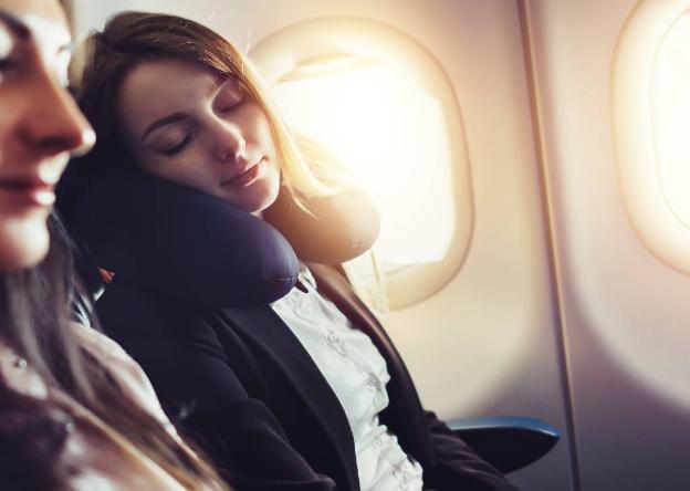 Đừng chỉ lên máy bay là ngủ: Chuyên gia giấc ngủ tiết lộ tuyệt chiêu để du lịch vẫn ngủ đủ giấc, không jetlag - Ảnh 1.