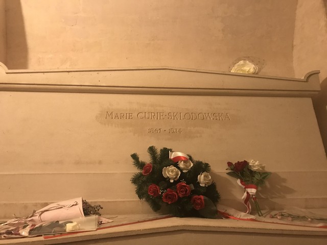 Vì sao nữ giới chưng học tập Marie Curie được chôn chứa chấp nhập quan tiền tài lót chì dày 2,5 milimet Khi qua chuyện đời?