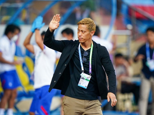 Keisuke Honda giải thể đội bóng của Campuchia - Ảnh 1.