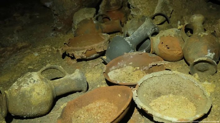 Khai quật nhà vệ sinh 2.700 năm tuổi có chiếc bồn cầu độc lạ
