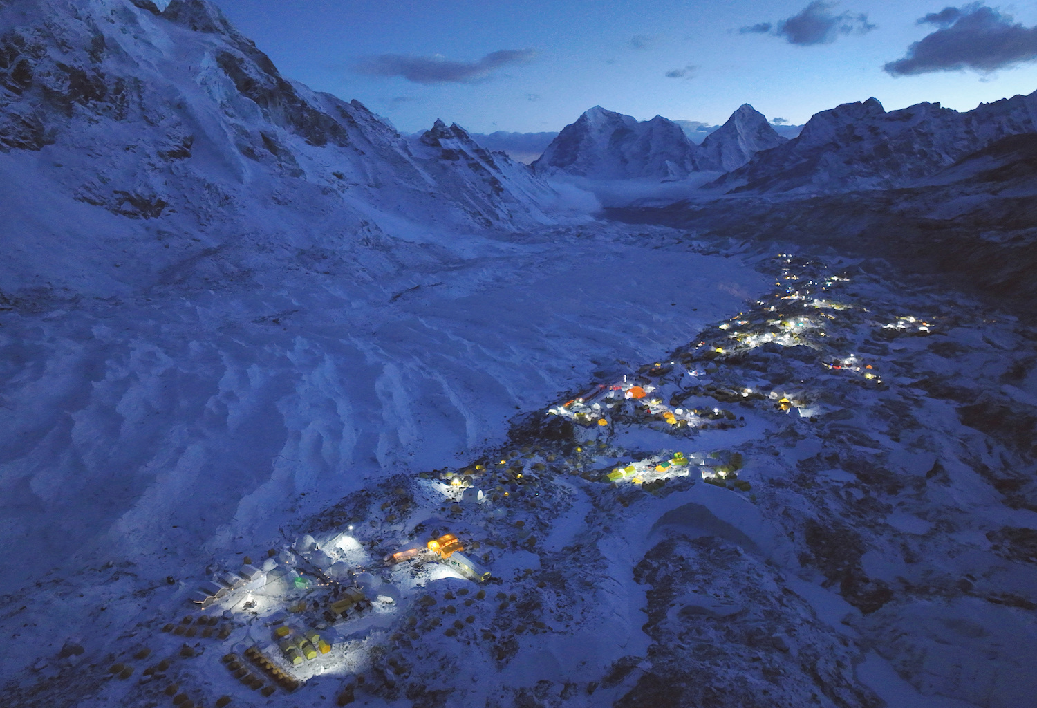 Sự thật phía sau cảnh 'tắc đường' lên đỉnh Everest