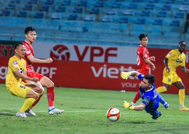 Nhâm Mạnh Dũng ghi bàn đầu tiên tại V.League 2023, góp công trong chiến thắng đậm của SLNA - Ảnh 9.