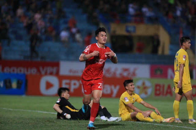 Nhâm Mạnh Dũng ghi bàn đầu tiên tại V.League 2023, góp công trong chiến thắng đậm của SLNA - Ảnh 6.