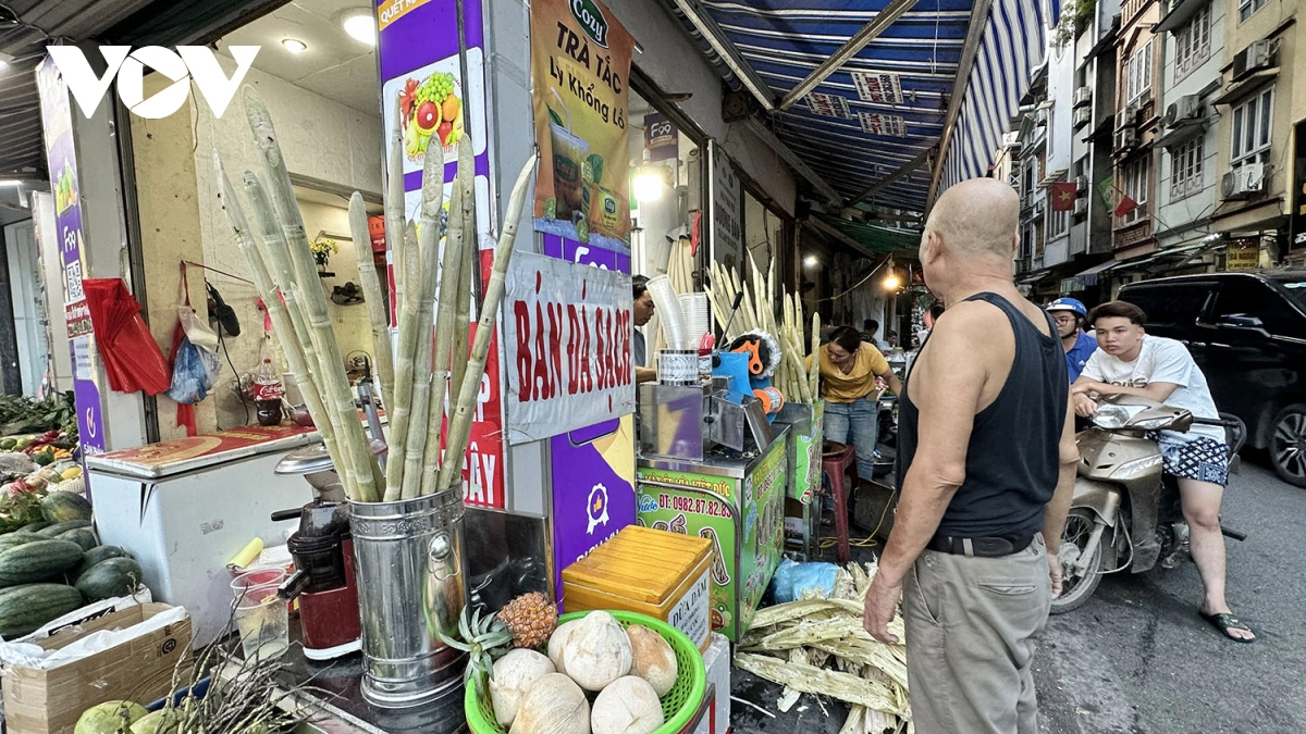 Rủi ro từ thực phẩm đường phố trong mùa hè, chuyên gia chỉ cách phòng tránh - Ảnh 1.