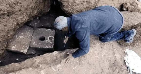 Khai quật nhà vệ sinh 2.700 năm tuổi có bồn cầu độc đáo