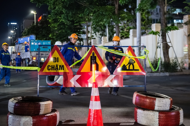 Hà Nội: Gấp rút xuyên đêm dựng lô cốt trên đường Nguyễn Trãi - Ảnh 5.