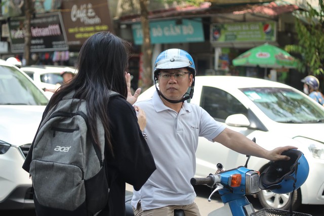 Toàn cảnh kỳ thi vào lớp 10 Hà Nội ngày 1: Phụ huynh dậy từ 4h sáng để chuẩn bị, có thí sinh chống nạng đi - Ảnh 13.