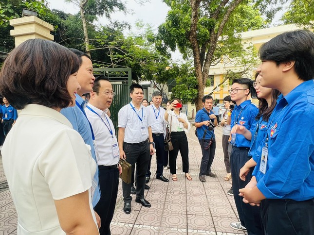 Hà Nội thi vào lớp 10 với tỉ lệ chọi khắc nghiệt, đề văn không khác lạ - Ảnh 19.