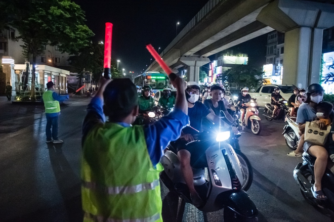 Hà Nội: Gấp rút xuyên đêm dựng lô cốt trên đường Nguyễn Trãi - Ảnh 3.