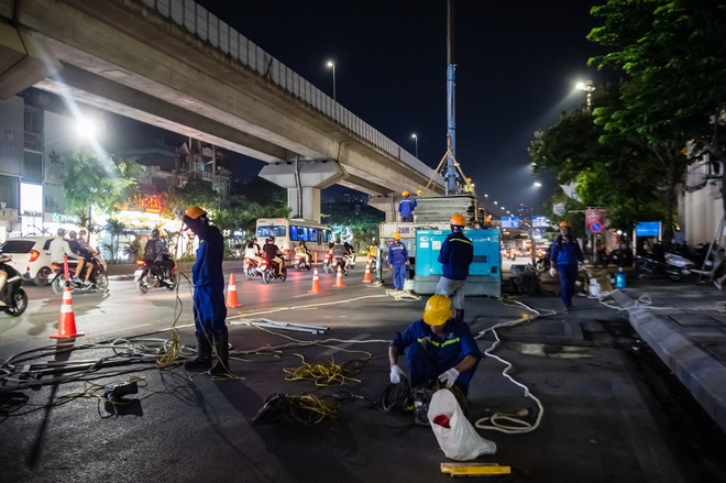 Hà Nội: Gấp rút xuyên đêm dựng lô cốt trên đường Nguyễn Trãi - Ảnh 2.