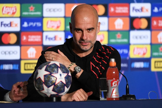 Pep Guardiola bực bội với phóng viên vì bị hỏi xoáy - Ảnh 1.