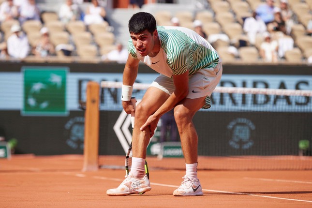 Djokovic dễ dàng vào chung kết Roland Garros sau khi Alcaraz chấn thương - Ảnh 2.