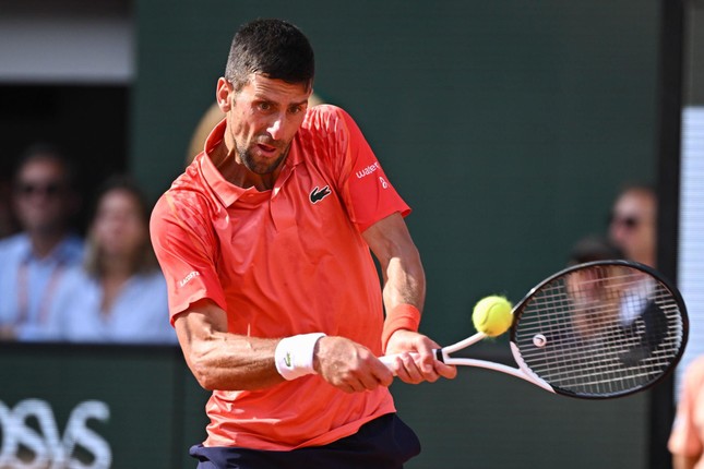 Djokovic dễ dàng vào chung kết Roland Garros sau khi Alcaraz chấn thương - Ảnh 1.