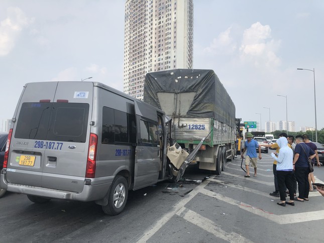 Giải cứu hai người mắc kẹt trong xe kh&aacute;ch gặp tai nạn ở V&agrave;nh đai 3 tr&ecirc;n cao - Ảnh 4.