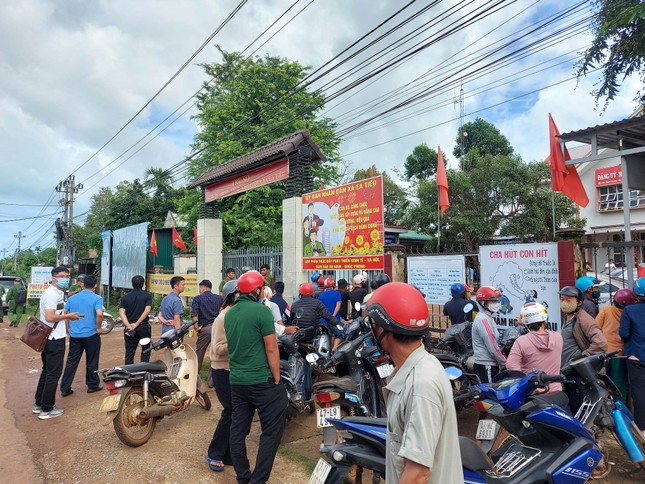 Vụ nổ s&uacute;ng tấn c&ocirc;ng trụ sở c&ocirc;ng an x&atilde;: Bắt 16 nghi phạm, c&aacute;c con tin đ&atilde; an to&agrave;n - Ảnh 2.