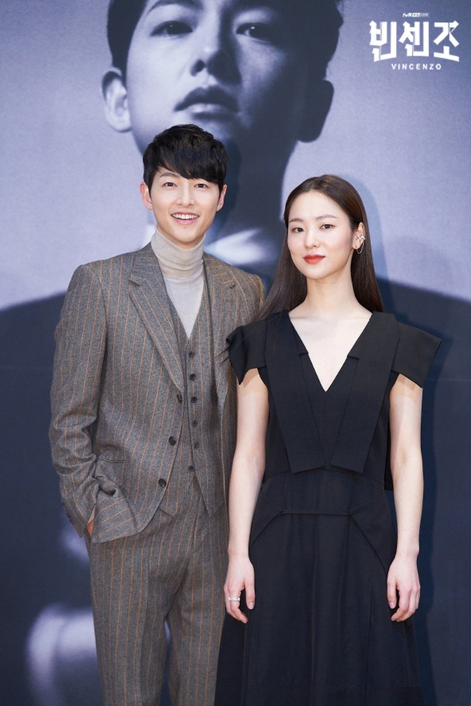 Song Joong Ki từng dính tin hẹn hò với 1 mỹ nhân sau khi có màn hôn nhau khác kịch bản gốc - Ảnh 3.