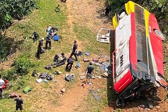 Xe du lịch chở 30 khách lao xuống chân đồi, nhiều người bị thương - Ảnh 1.