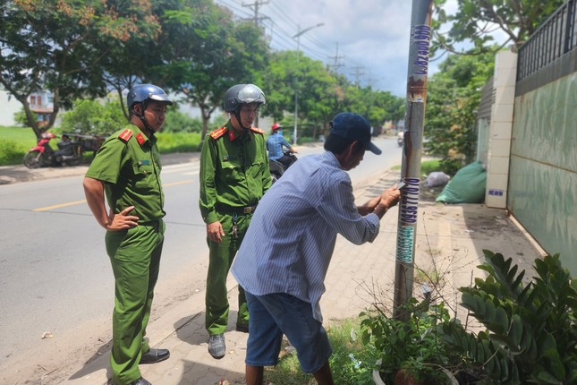 5 người làm nghề hút bể phốt dán hàng nghìn tờ quảng cáo nơi công cộng - Ảnh 2.