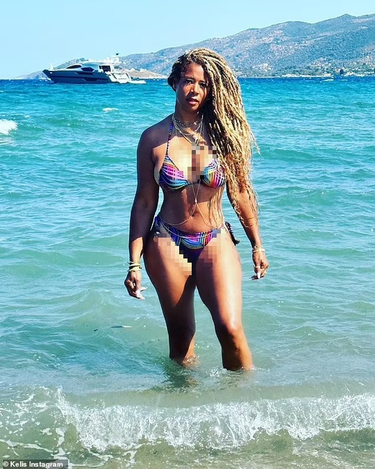 Nữ ca sĩ n&oacute;ng bỏng l&ecirc;n tiếng về tin đồn y&ecirc;u t&agrave;i tử 72 tuổi - Ảnh 2.