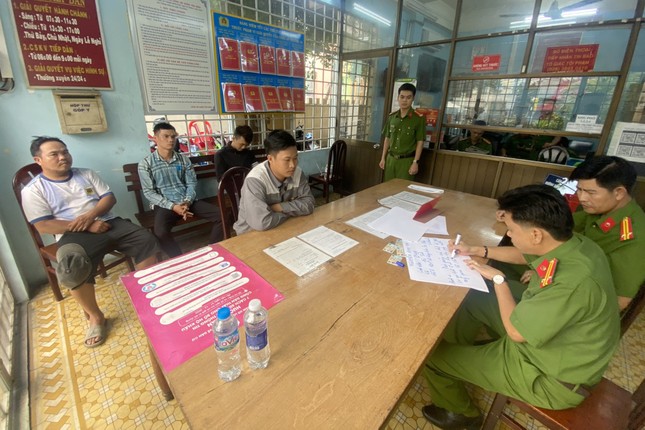 5 người l&agrave;m nghề h&uacute;t bể phốt d&aacute;n h&agrave;ng ngh&igrave;n tờ quảng c&aacute;o nơi c&ocirc;ng cộng - Ảnh 1.