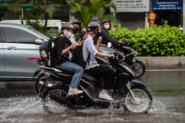 Chùm ảnh: Mưa lớn khiến nhiều tuyến phố của Hà Nội ngập sâu trong nước - Ảnh 13.