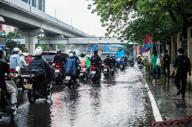 Chùm ảnh: Mưa lớn khiến nhiều tuyến phố của Hà Nội ngập sâu trong nước - Ảnh 4.