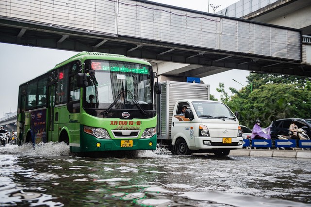 Chùm ảnh: Mưa lớn khiến nhiều tuyến phố của Hà Nội ngập sâu trong nước - Ảnh 3.