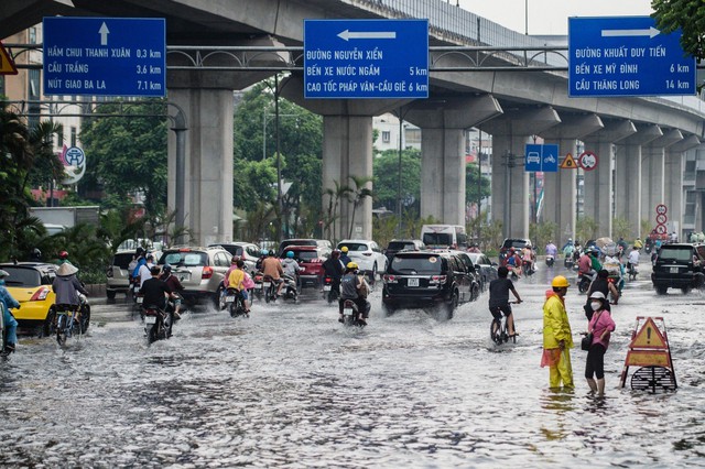 Chùm ảnh: Mưa lớn khiến nhiều tuyến phố của Hà Nội ngập sâu trong nước - Ảnh 2.