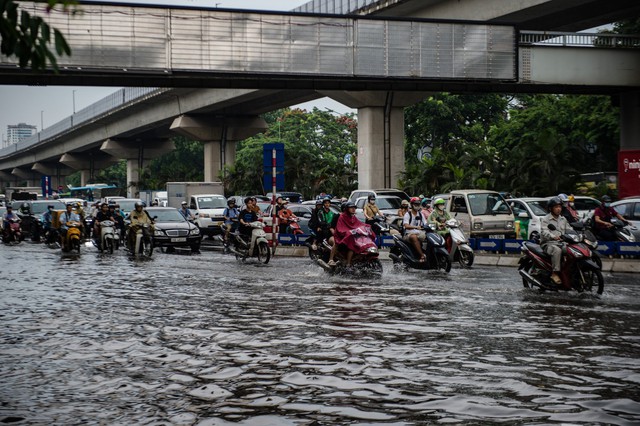 Chùm ảnh: Mưa lớn khiến nhiều tuyến phố của Hà Nội ngập sâu trong nước - Ảnh 1.