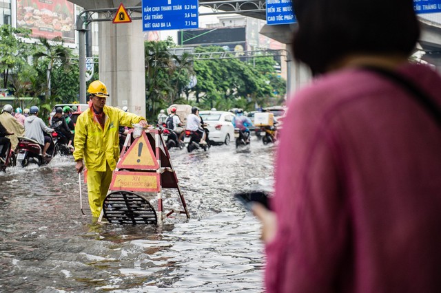 Chùm ảnh: Mưa lớn khiến nhiều tuyến phố của Hà Nội ngập sâu trong nước - Ảnh 12.