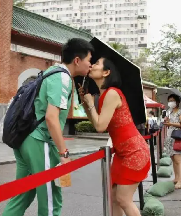 H&agrave;nh động ch&uacute;c con thi tốt của người mẹ tạo ra nhiều cuộc tranh luận dữ dội - Ảnh 1.