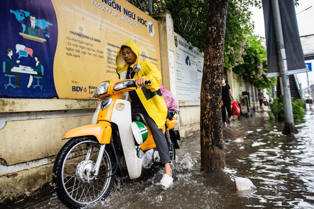 Chùm ảnh: Mưa lớn khiến nhiều tuyến phố của Hà Nội ngập sâu trong nước - Ảnh 11.