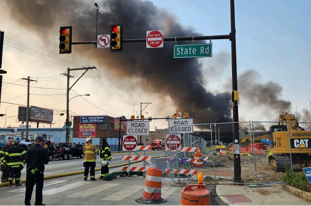 Cầu cao tốc ở Philadelphia đổ sập, xe bị lửa nhấn chìm - Ảnh 2.