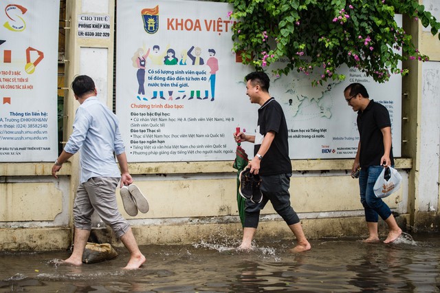 Chùm ảnh: Mưa lớn khiến nhiều tuyến phố của Hà Nội ngập sâu trong nước - Ảnh 10.