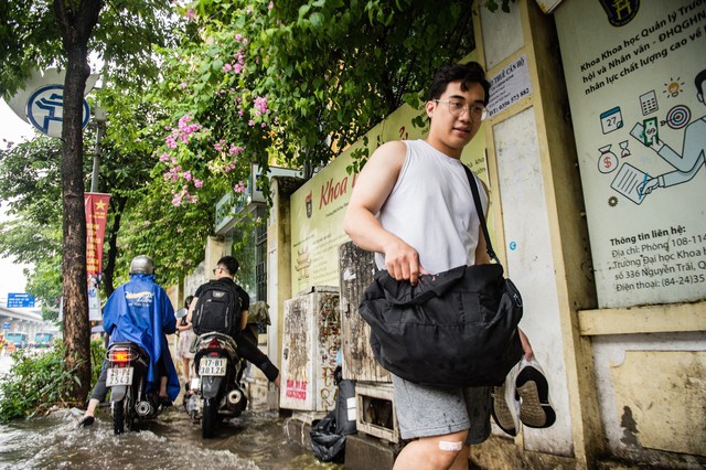 Chùm ảnh: Mưa lớn khiến nhiều tuyến phố của Hà Nội ngập sâu trong nước - Ảnh 9.