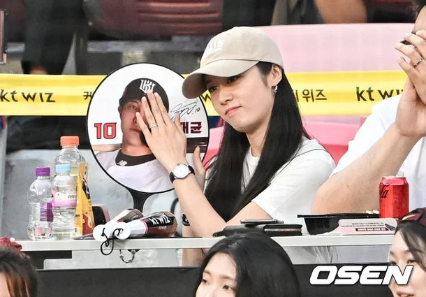 Bình luận viên bị chê kém duyên với Jiyeon (T-ara) khi cô đến sân bóng ủng hộ ông xã - Ảnh 2.
