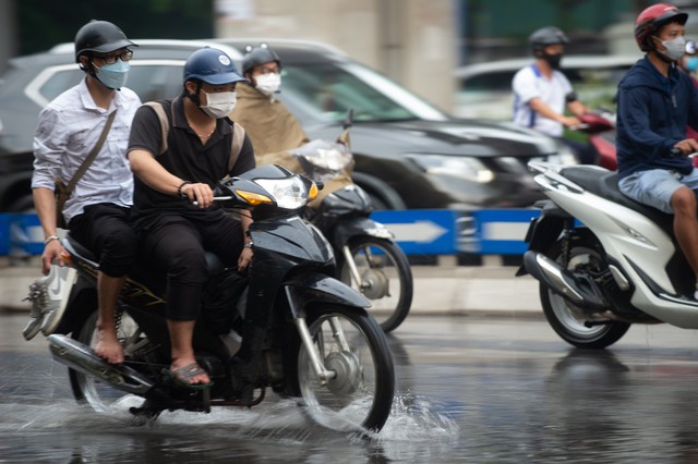 Chùm ảnh: Mưa lớn khiến nhiều tuyến phố của Hà Nội ngập sâu trong nước - Ảnh 6.